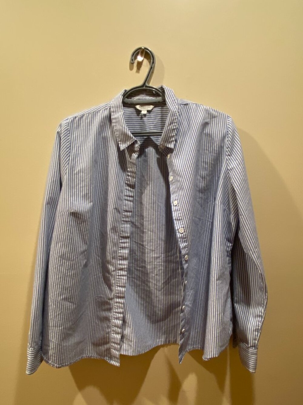 striped/pinstripe button up shirt